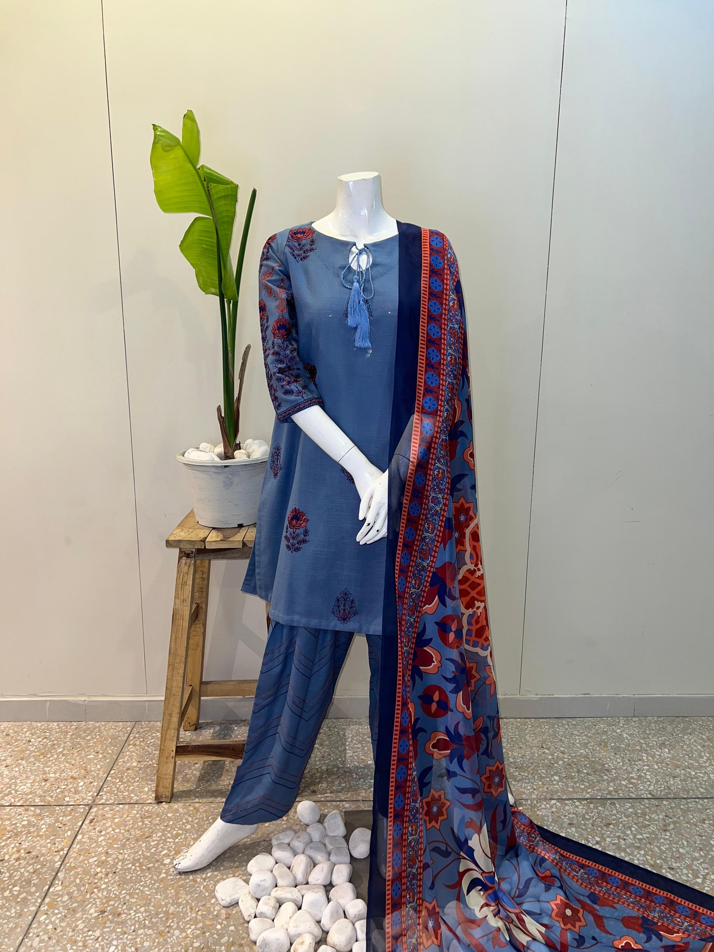 Noura/blue