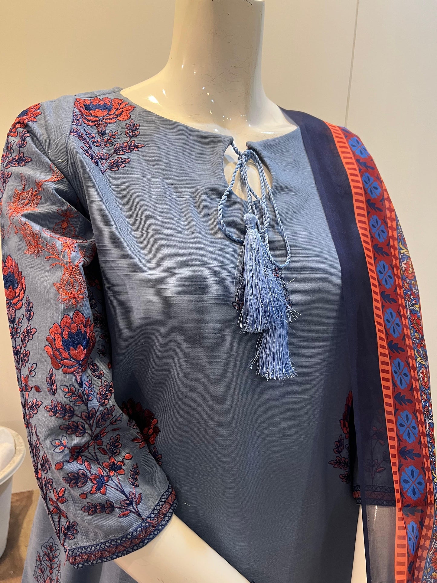 Noura/blue
