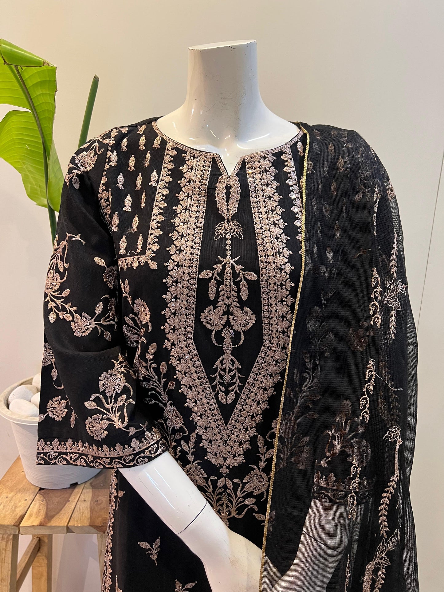 Selah/black