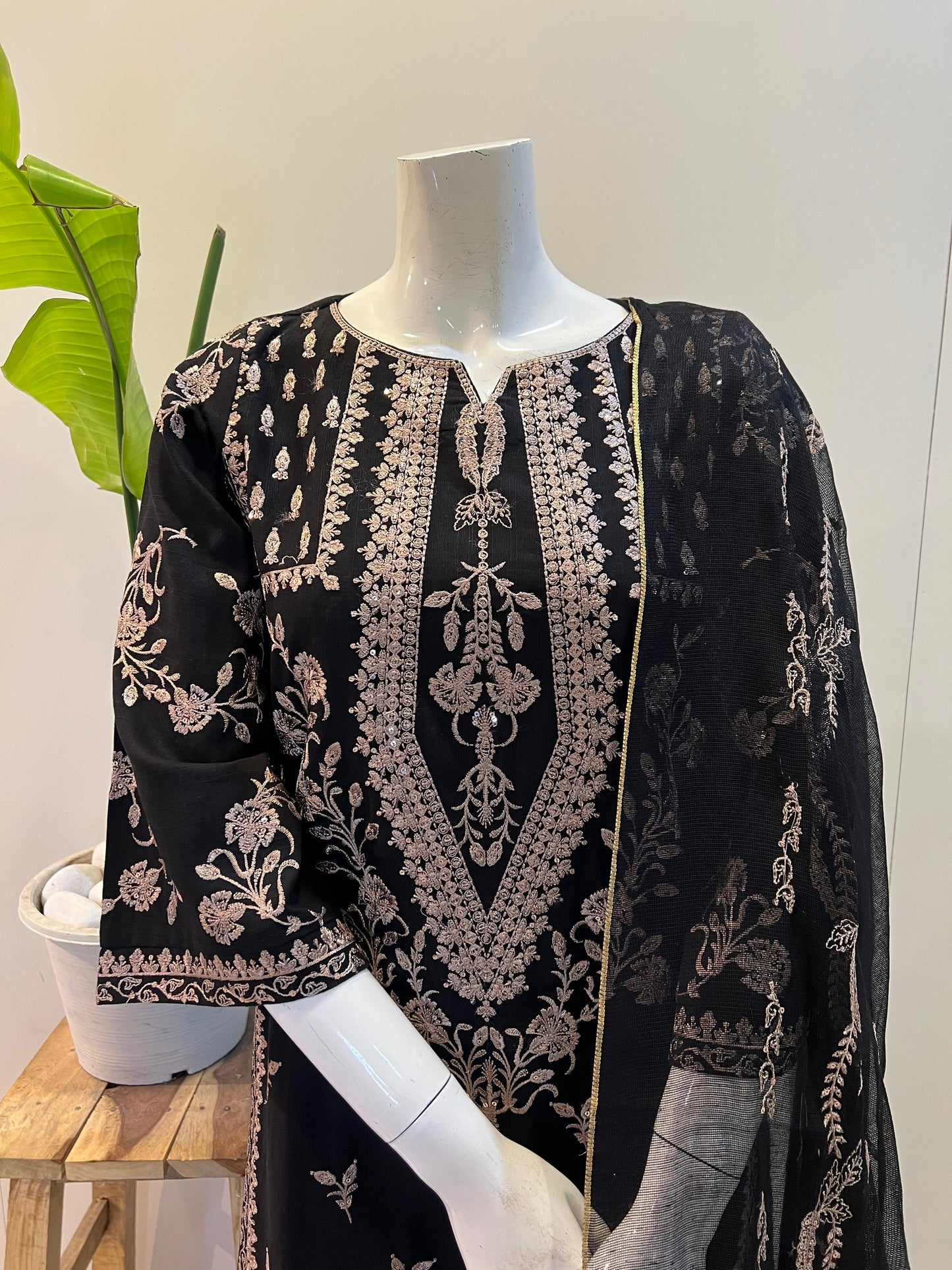 Selah/black