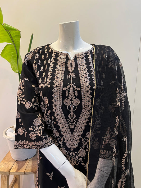 Selah/black