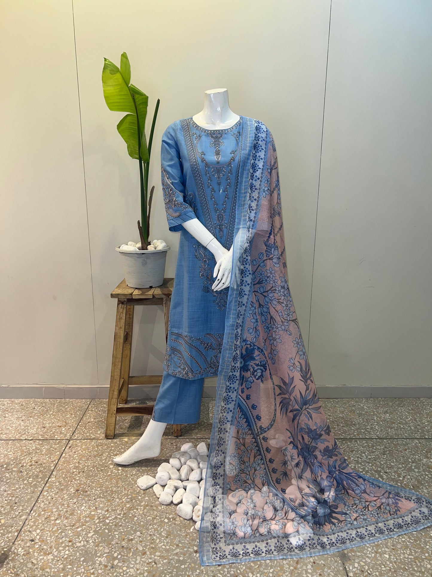 Noemie/blue